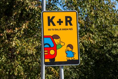 Arhitekturno oblikovane talne označbe za varnost otrok pri Podružnični šoli Višnja 5